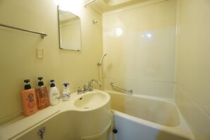 Bathtub dan shower terpisah dan perlengkapan mandi gratis