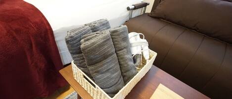 Apartment (403) | Bathroom amenities | Separate bathtub and shower, free toiletries, hair dryer, towels