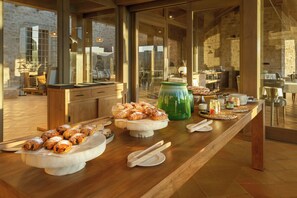 Ein reichhaltiges Buffet mit verschiedenen Backwaren und Beilagen.
