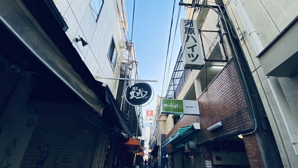A narrow alleyway with closed shops and bicycles parked along the sides. - Apartment Y Kawara Heights Namba (Osaka)