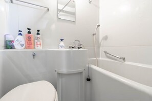 Separate tub and shower, free toiletries, hair dryer, towels - Apartment Y Kawara Heights Namba (Osaka)