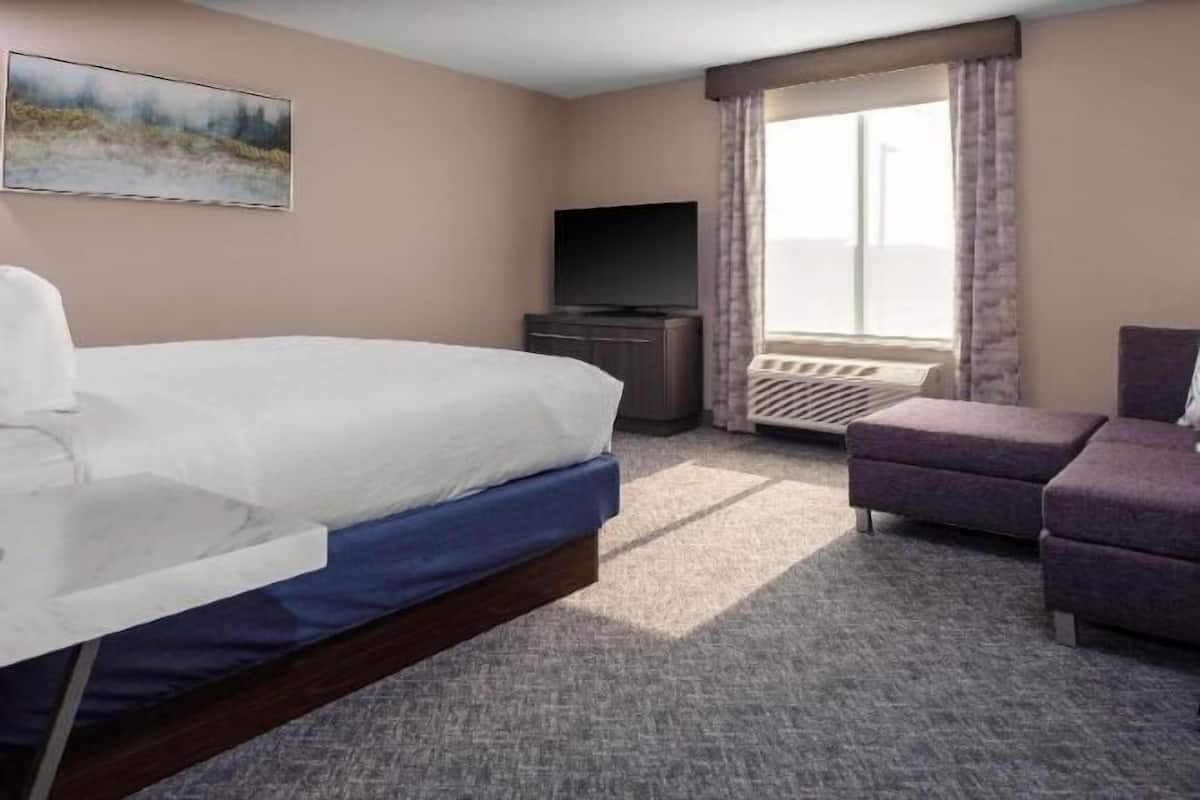 Escritorio, espacio para trabajar con laptop y cortinas blackout