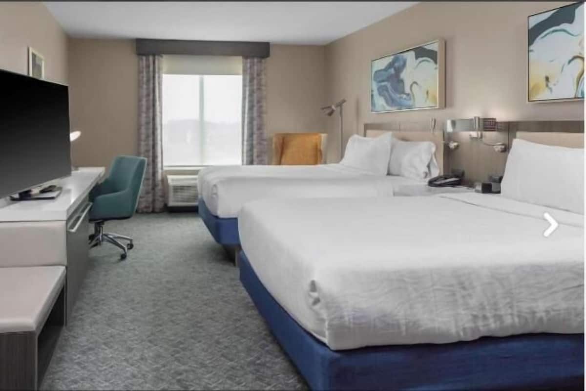 Escritorio, espacio para trabajar con laptop y cortinas blackout