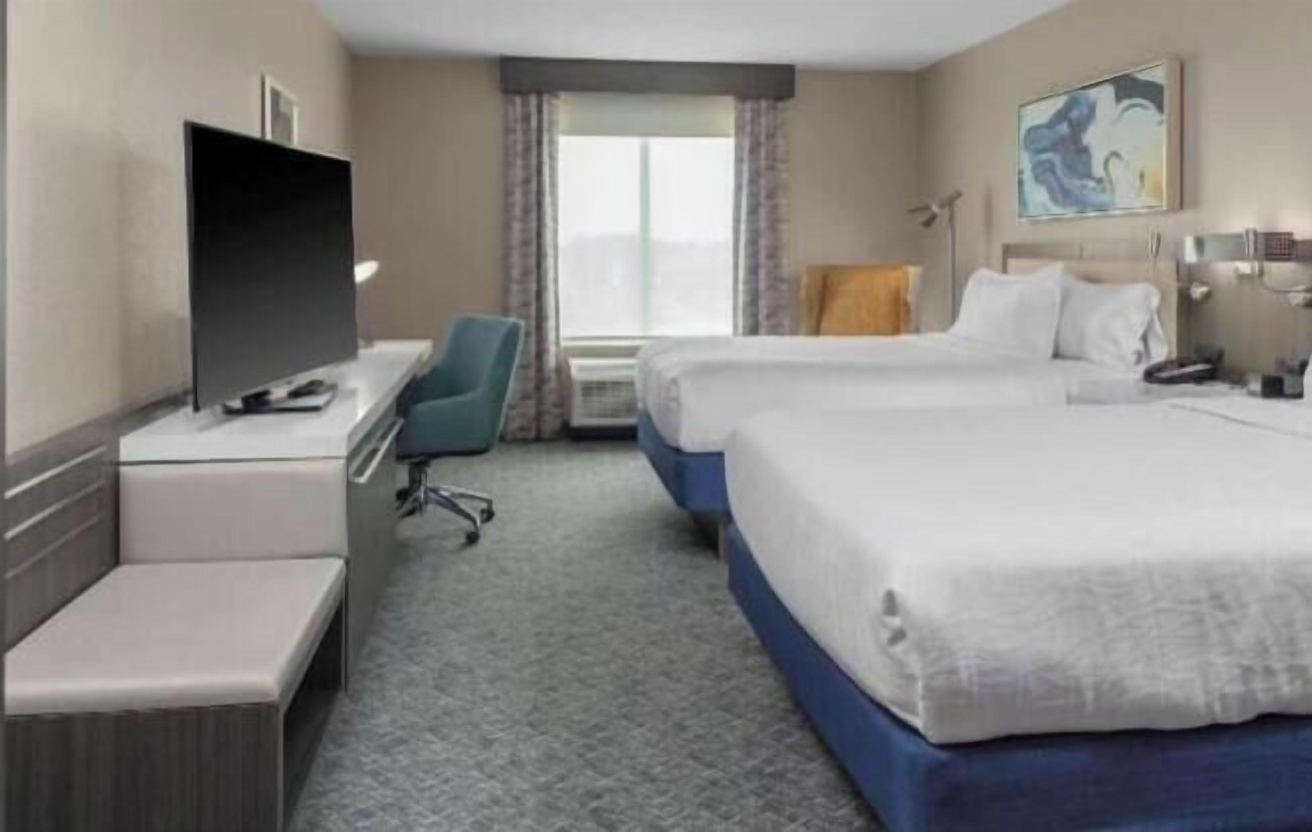 Escritorio, espacio para trabajar con laptop y cortinas blackout 