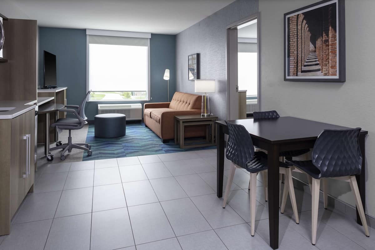 Suite, 1 habitación, para no fumadores | Escritorio, espacio para trabajar con laptop y cortinas blackout