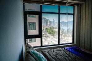 Leilighet, 2 soverom, sjøutsikt | 2 soverom, skrivebord for bærbar PC og strykejern/-brett