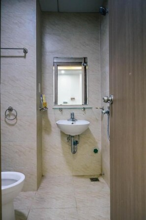 Departamento, 2 habitaciones, vista al mar | Baño | Regadera, regadera tipo lluvia, secadora de cabello, pantuflas 