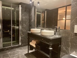 Duplex (Blanche) | Bilik Mandi | Kelengkapan dandanan diri berjenama, pengering rambut, tuala disediakan 