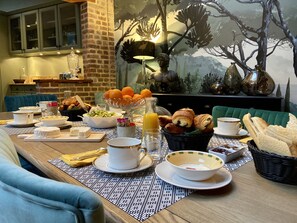Free daily continental breakfast - Villa du Cèdre (Honfleur)