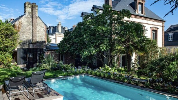 시즌별로 운영되는 야외 수영장
