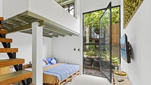 Tabla de planchar con plancha, wifi gratis y ropa de cama 