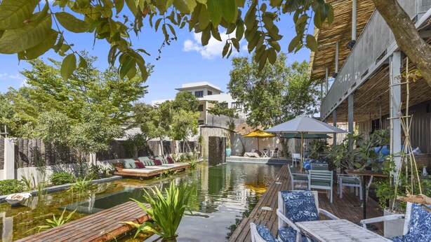 Una piscina al aire libre, sillones reclinables de piscina
