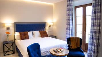 Luxe beddengoed, een laptopwerkplek, geluiddichte muren
