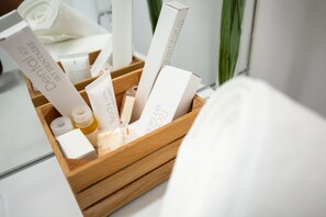 Una bandeja de madera con diversos productos y embalajes para el cuidado dental.