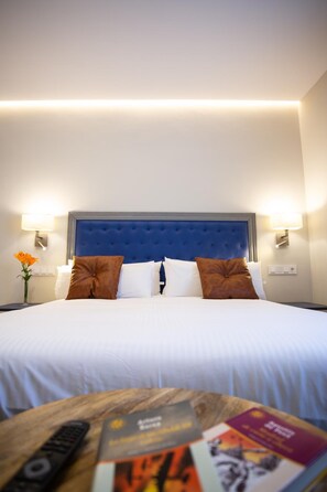 Premium bedding, laptop workspace, soundproofing, iron/ironing board - Plazuela del Carbón Suites (Cádiz)