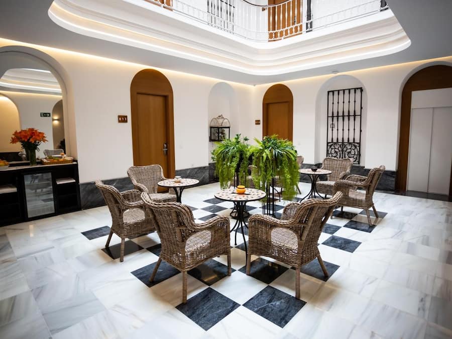 Großer Kühlschrank, Mikrowelle, Herdplatte