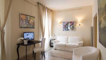 Superior Double or Twin Room with Sofa Bed and City View (Suite)