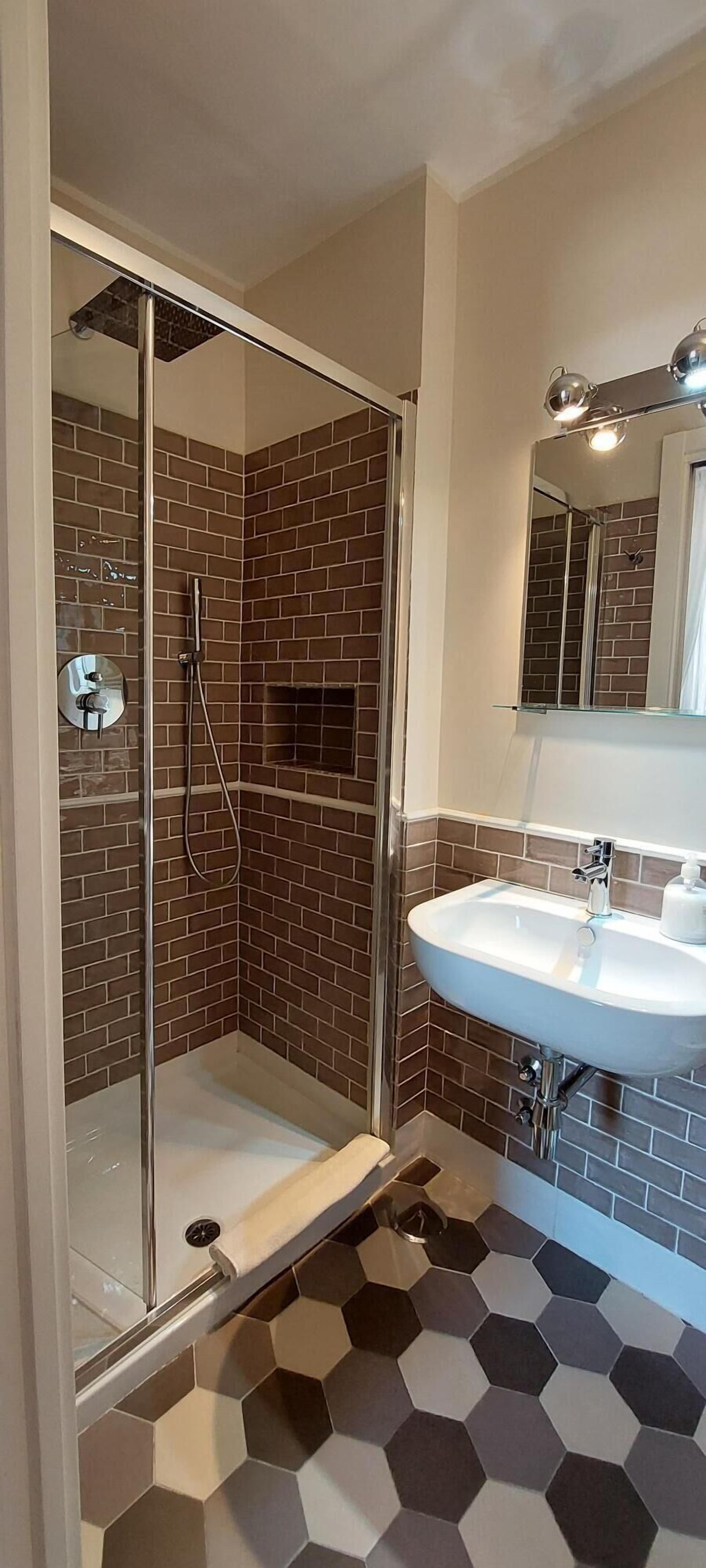 ห้องสแตนดาร์ด, 1 ห้องนอน | ห้องน้ำ | ฝักบัว, เรนชาวเวอร์, ไดร์เป่าผม, โถสุขภัณฑ์แบบบิเดท์