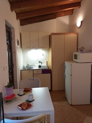 Estúdio (Apartment) | Cozinha privada | Micro-ondas, cooktop, chaleira elétrica