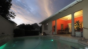 A swimming pool with a view of a house and a mountain in the background. - Redbourne Hilldrop B&B (Cape Town)
