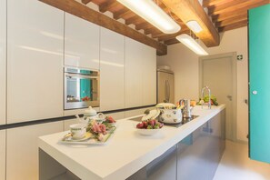 Kjøleskap, mikrobølgeovn, ovn og kokeplater