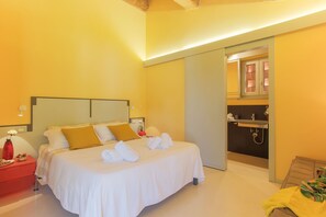 5 bedrooms, iron/ironing board, travel crib, free WiFi - Villa / Independent home in Lucca with 5 bedrooms sleeps 10 (Lucca)