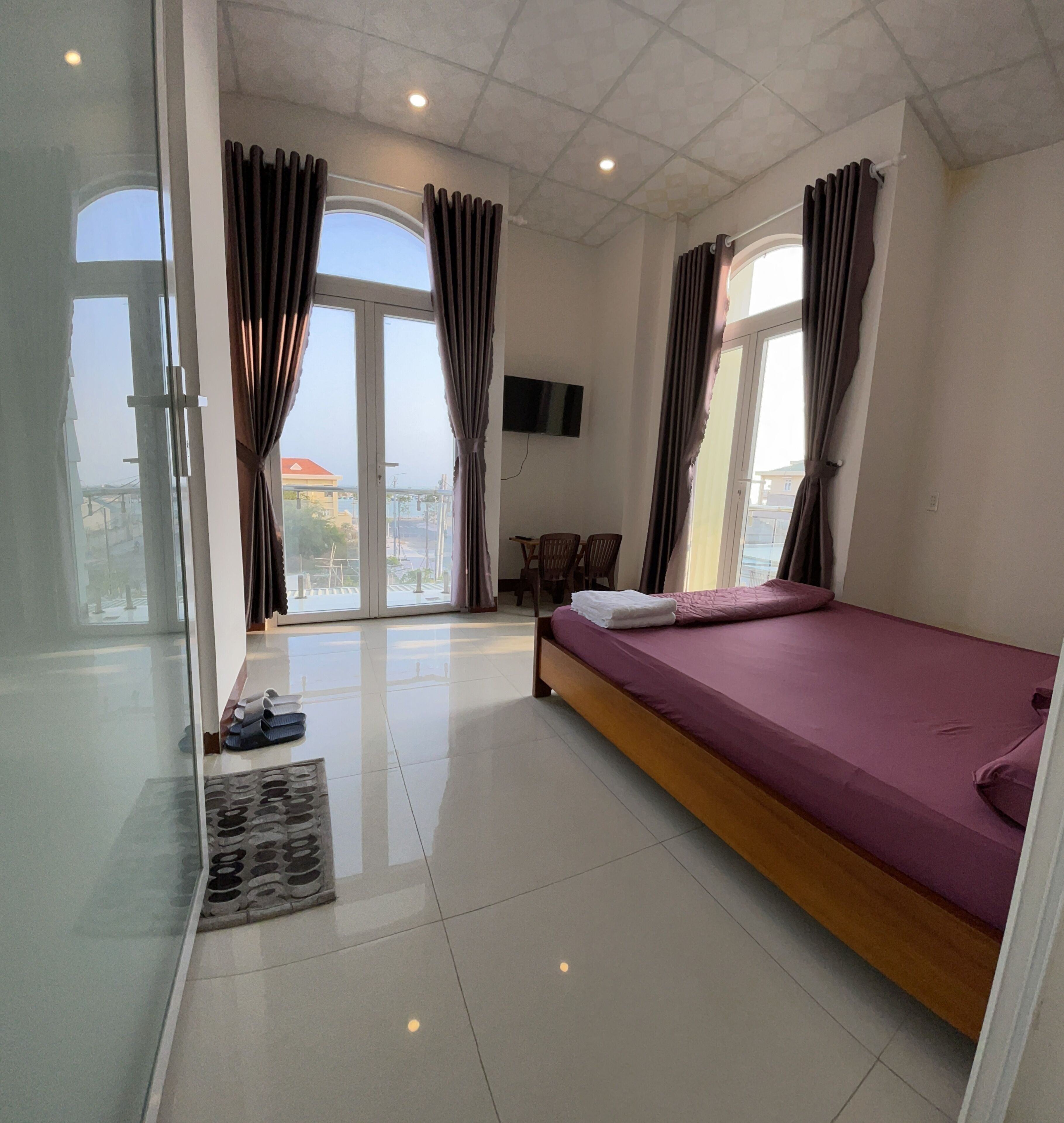 Minibar, tabla de planchar con plancha, wifi gratis y ropa de cama 