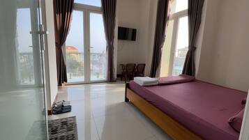 Minibar, tabla de planchar con plancha, wifi gratis y ropa de cama