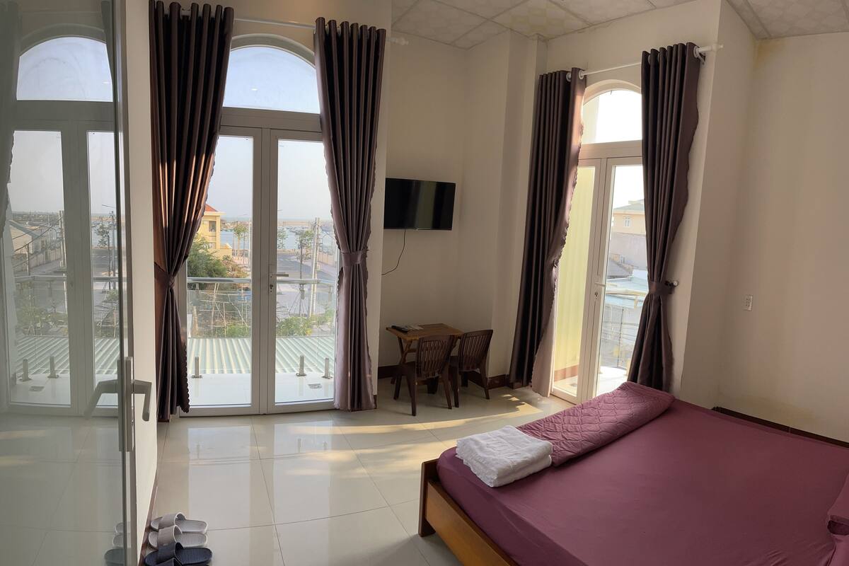 Minibar, iron/ironing board, free WiFi, bed sheets