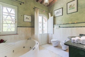 Een bad, een haardroger, een bidet