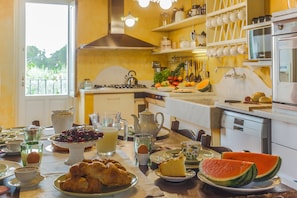 Réfrigérateur, four à micro-ondes, un four, surface de cuisson