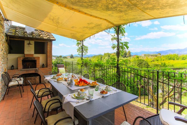 Outdoor dining - Villa / Independent home in Lucca with 3 bedrooms sleeps 6 (Lucca)