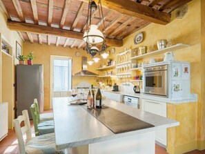 Fridge, microwave, oven, stovetop - Villa / Independent home in Lucca with 3 bedrooms sleeps 6 (Lucca)