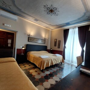 Chambre Triple Supérieure, vue ville (Tango)