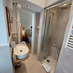 Habitación individual estándar (Bambù) | Baño | Ducha, secador de pelo, bidé y toallas