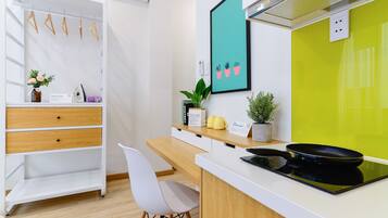 Refrigerador, microondas, placa de cocina, tetera/pava eléctrica