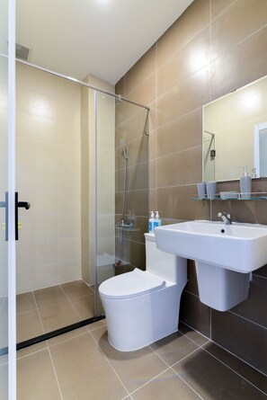 Studio Standard, 1 grand lit, non-fumeur | Salle de bain | Douche, douche cascade, séchoir à cheveux, pantoufles