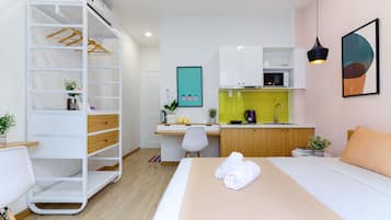 Luxury Studio, 1 Queen Bed, Non Smoking | Desk, iron/ironing board, free WiFi