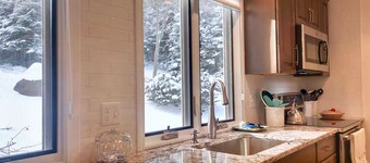 RB21: Nylig og totalrenovert leilighet i Bretton Woods i uslåelig SKI-IN SKI-OUT beliggenhet. Peis, WiFi, AC, gratis transport og rabatterte ski-billetter!