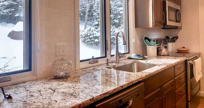 RB21: Äskettäin ja kokonaan uusittu Bretton Woods -huoneisto lyömättömään SKI-IN SKI-OUT -paikkaan. Takka, WiFi, AC, ilmainen kuljetuspalvelu ja alennetut suksiliput!