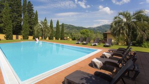 A swimming pool with lounge chairs and a view of the surrounding landscape. - Villa / Independent home in Lucca with 4 bedrooms sleeps 8 (Lucca)