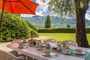 Outdoor dining - Villa / Independent home in Lucca with 4 bedrooms sleeps 8 (Lucca)