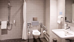 Une salle de bain moderne équipée d’une douche, de toilettes et d’un lavabo.