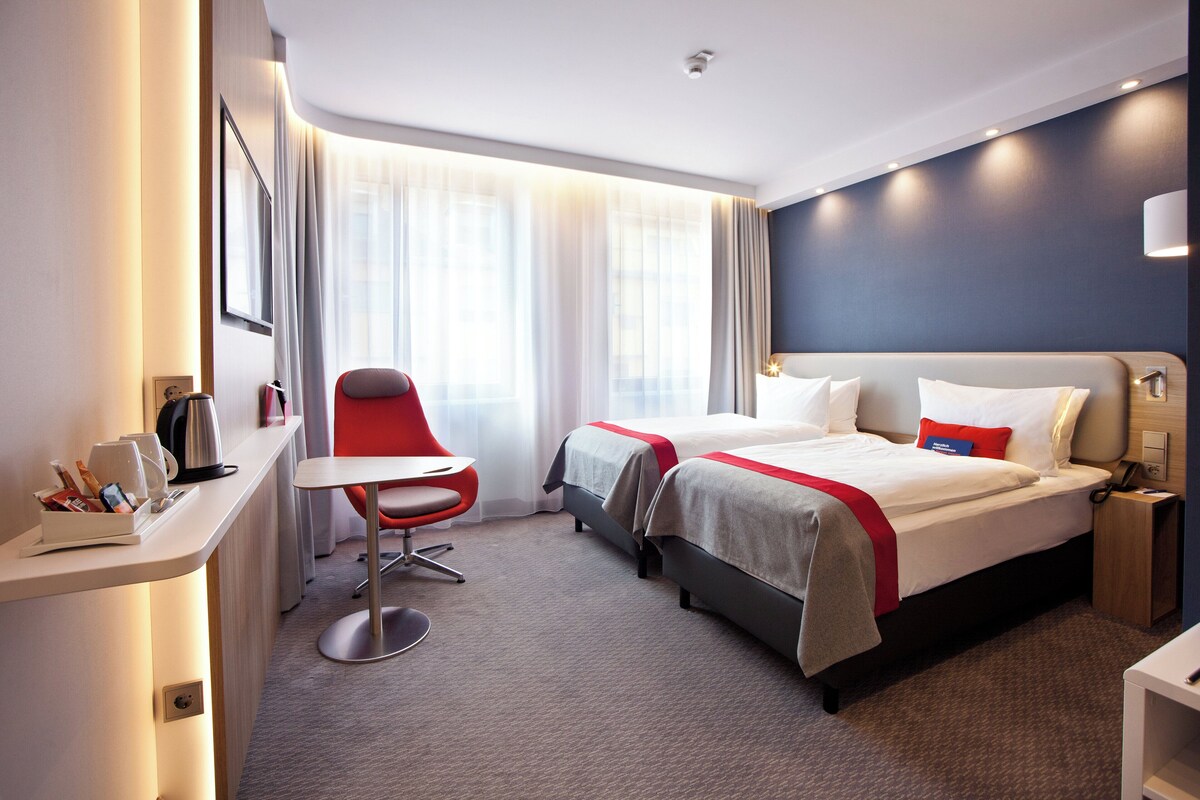Standard Room, 2 Twin Beds | Hypo-allergenic bedding available, desk, laptop workspace