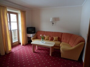 TV, table tennis - Holiday apartment (80 sqm)- in the area of Salzburg and the Salzkammergut (Faistenau)