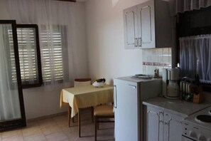 Apartment, 1 Bedroom, Balcony (2) | Private kitchen | Fridge, stovetop, coffee/tea maker, electric kettle