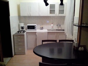 Apartment | Eigene Küche | Kühlschrank, Herdplatte, Wasserkocher mit Kaffee-/Teezubehör