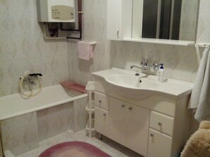 Serviettes fournies, papier toilette