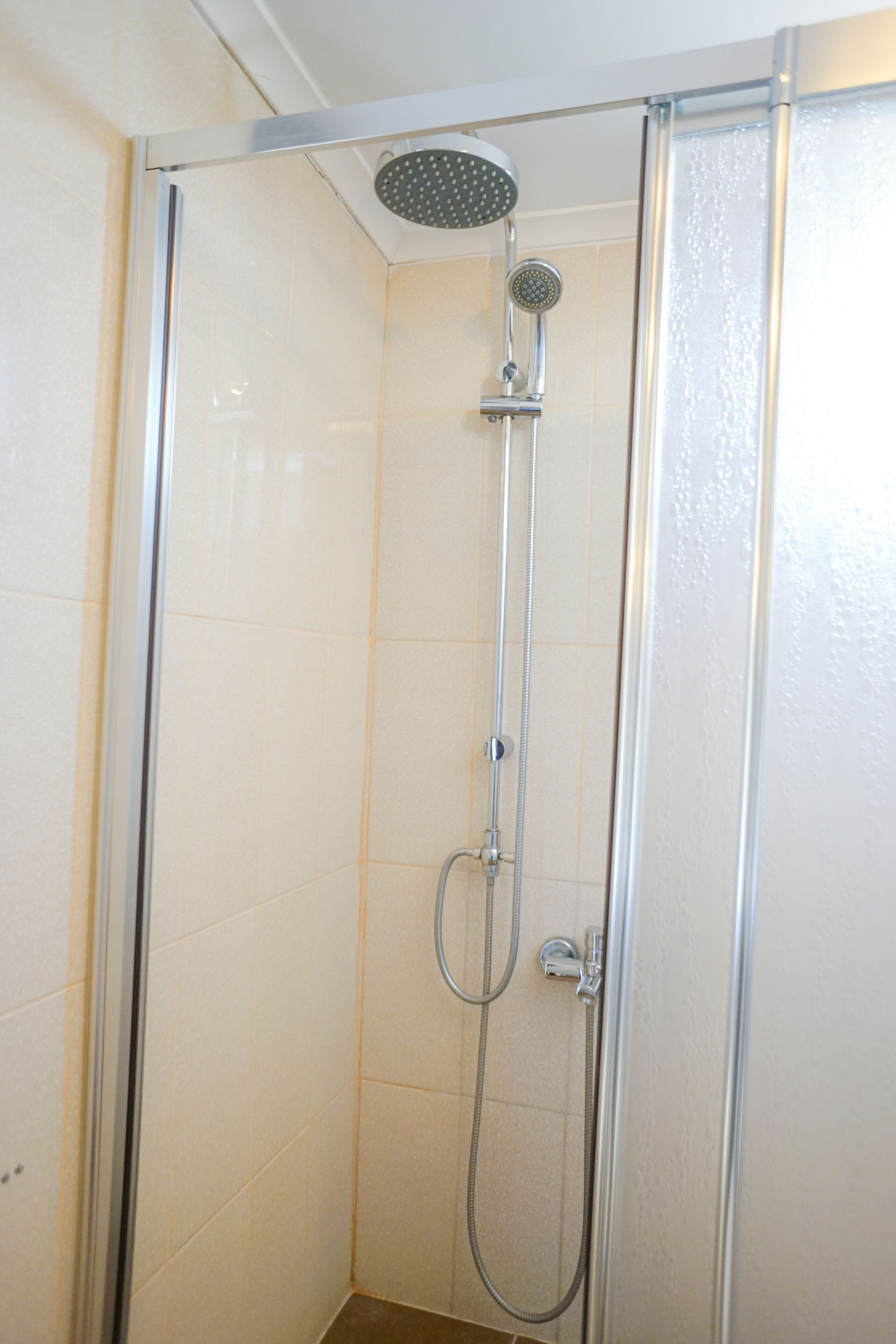deluxe meydan manzarali oda | bathroom | shower, rainfall showerhead, free toiletries, hair dryer