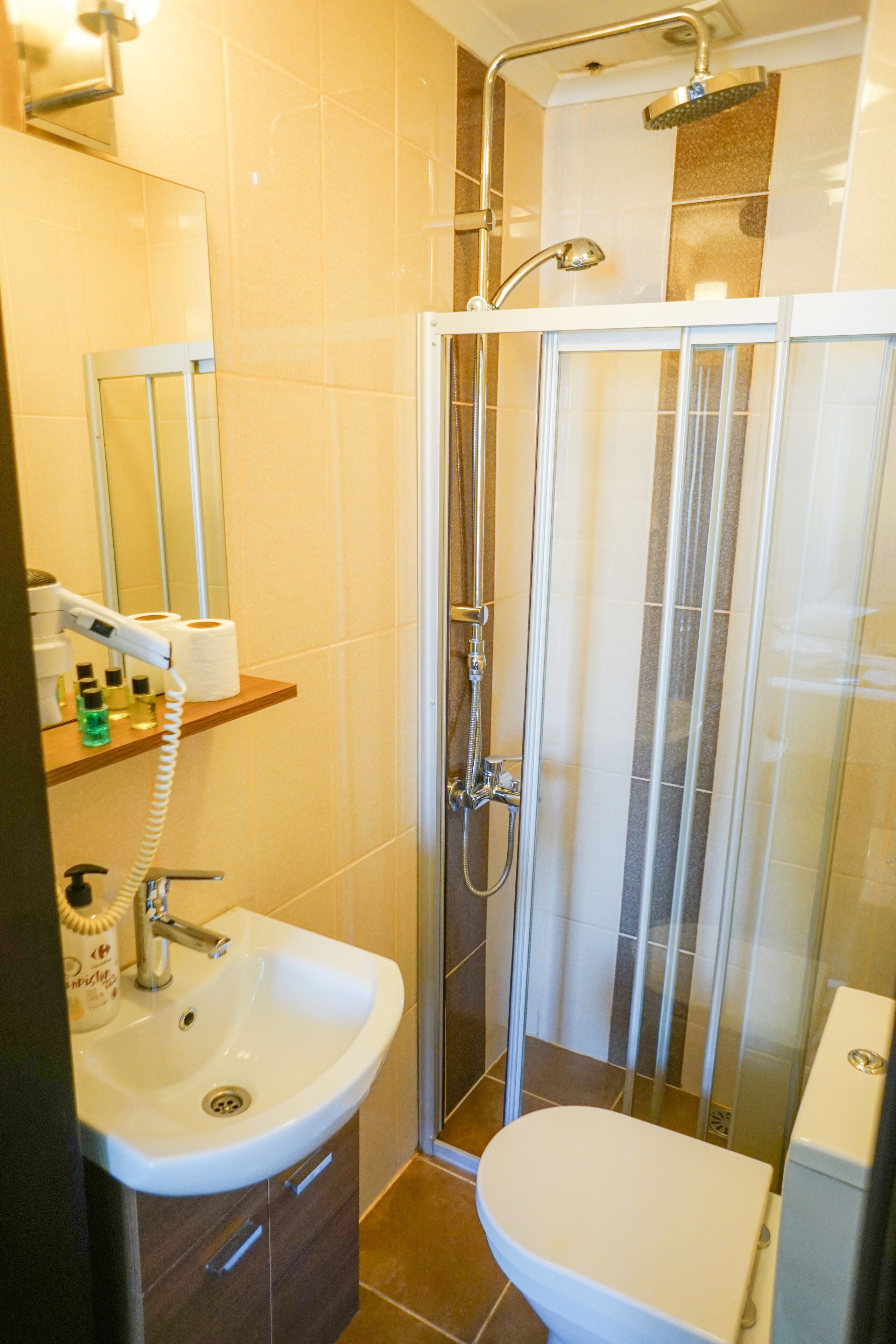ekonomik meydan manzarali oda | bathroom | shower, rainfall showerhead, free toiletries, hair dryer